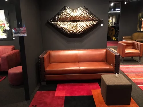 Canapé trois places en version contemporaine, avec ou sans clous décoratifs