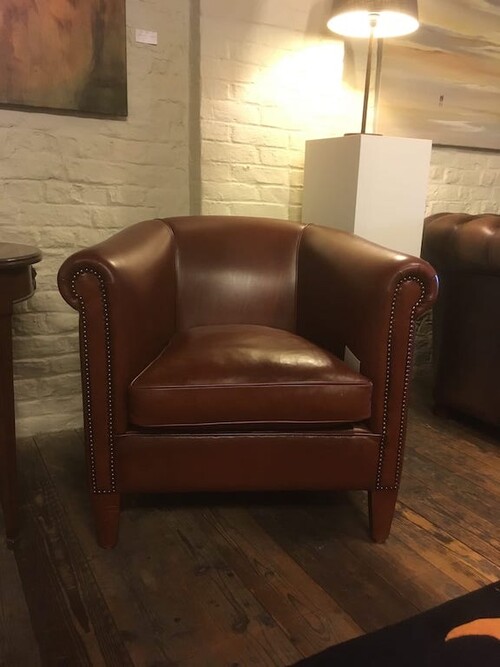 Petit fauteuil anglais avec clous décoratifs en cuir patiné à la main