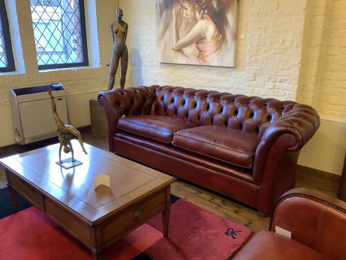Chesterfield met uitzwaaiende arm in handgepattineerd leder